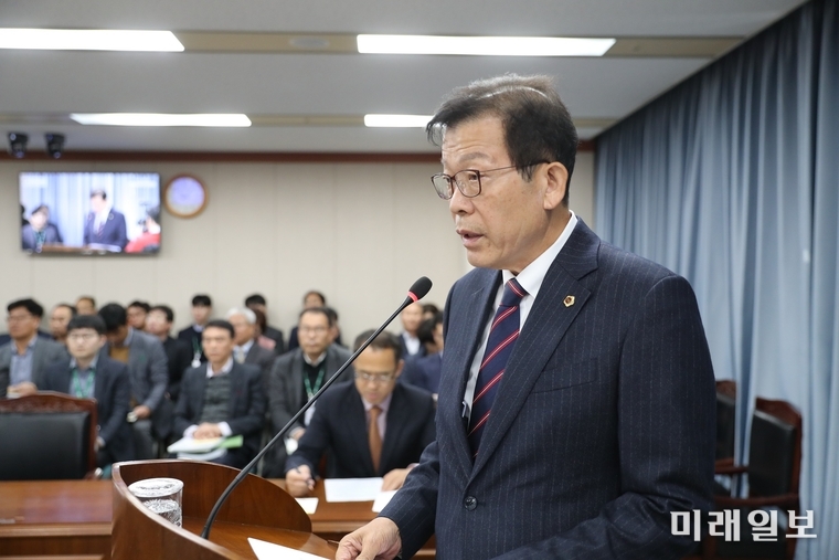 이동현 전남도의원이 26일 열린 농수산위원회 회의에서 전라남도 해양공간관리 지역위원회 및 지역협의회 구성.운영 조례안에 대해 설명하고 있다. / 사진=전남도의회 제공