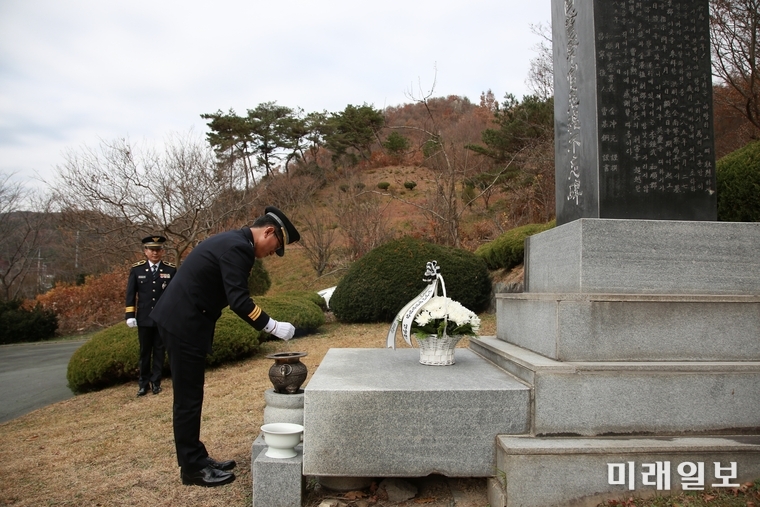 김남현 전남지방경찰청장은 26일 6·25 전쟁 당시 전사한 경찰관들의 영령을 기리기 위해 “이십곡 순국 경찰 묘역”을 찾아 참배하고 있다. / 사진=전남경찰청 제공