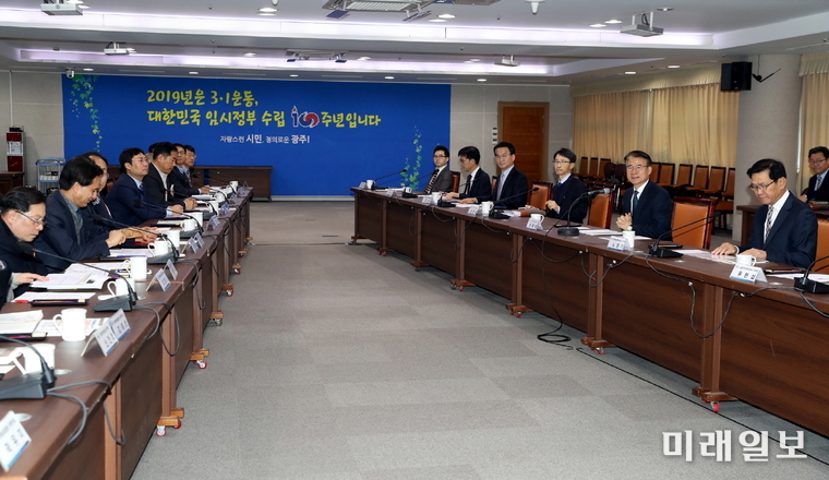 정종제 광주광역시 행정부시장이 26일 오전 시청 3층 중회의실에서 열린 '공공기관 부기관장 회의'에 참석해 기관별 주요 현안에 대한 업무보고를 받고 있다./사진=광주시 제공