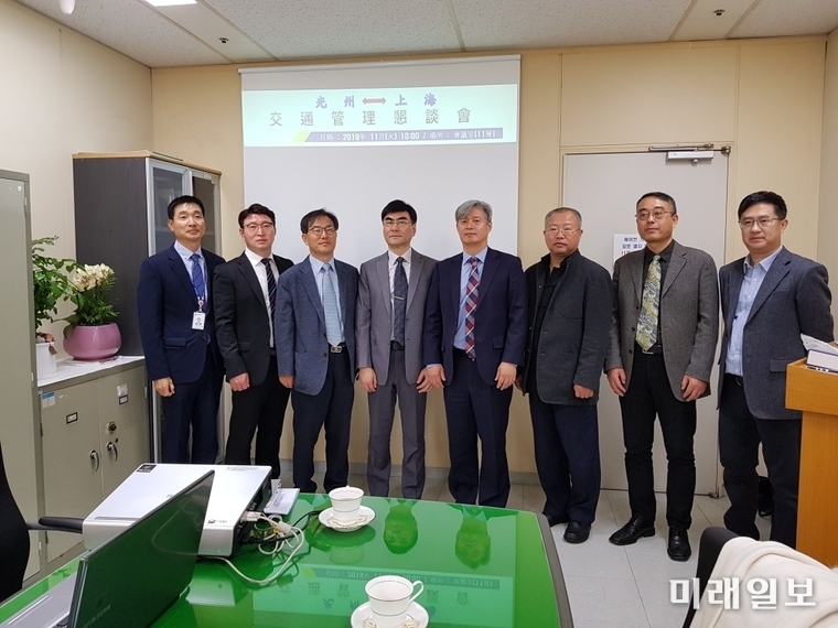 광주광역시는 26일 시청 회의실에서 중국 상해시 교통위원회 위원 4명과 양 도시간 교통관리 주요업무 교류와 향후 협력방안에 대한 간담회를 개최하고 기념촬영하고 있다. / 사진=광주시 제공