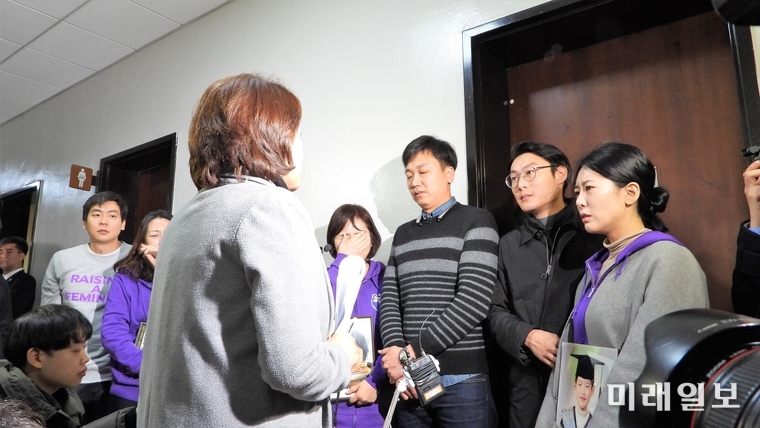 행정안전위원회 전체회의가 27일 오전 서울 여의도 국회 행정안전위원회의실 앞에서 '민식이법'으로 불리는 어린이 교통안전 사고 피해자 부모들이 회의실로 들어서는 의원들에게 법안 처리를 호소하고 있다./사진=장건섭 기자