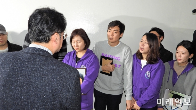 행정안전위원회 전체회의가 27일 오전 서울 여의도 국회 행정안전위원회의실 앞에서 '민식이법'으로 불리는 어린이 교통안전 사고 피해자 부모들이 회의실로 들어서는 의원들에게 법안 처리를 호소하고 있다./사진=장건섭 기자
