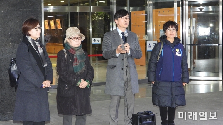 강제동원공동행동, 정의기억연대 등 피해자 시민사회단체 관계자들이 27일 오후 서울 여의도 국회를 방문, 문희상 국회의장에게 문 의장이 제시한 강제동원 피해자 배상해법에 대한 항의서한을 전달한 후 기자회견을 열고 있다./사진=장건섭 기자