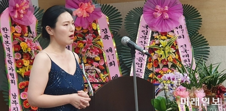 23일 오후 3시 경주 더케이호텔경주 대금B홀에서 개최된 제17회 에세이문예 전국대회에서 소프라노 정재령 시인이 축가를 하고 있다./사진=에세이문예사 제공