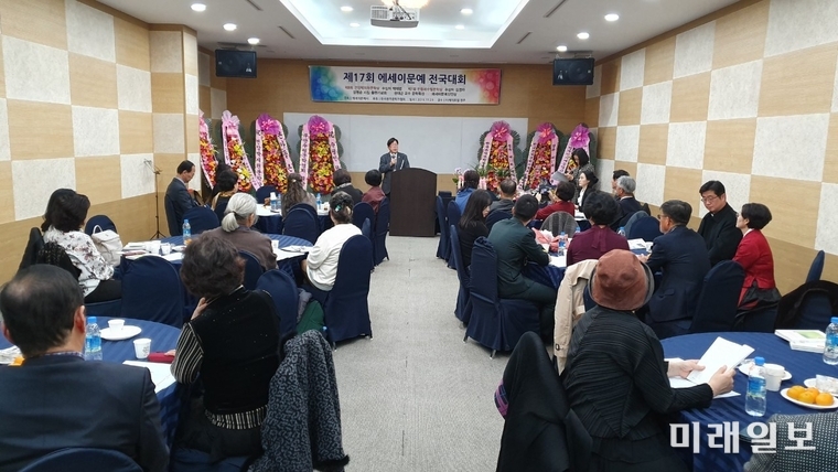 23일 오후 3시 경주 더케이호텔경주 대금B홀에서 개최된 제17회 에세이문예 전국대회에서 권대근 교수가 특강을 하고 있다./사진=에세이문예사 제공