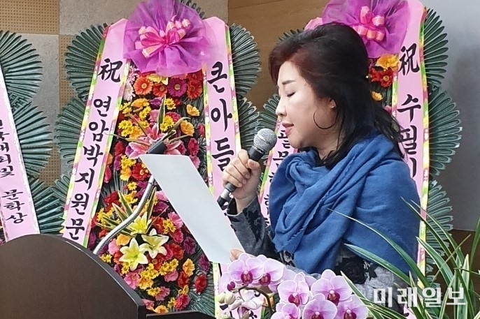 23일 오후 3시 경주 더케이호텔경주 대금B홀에서 개최된 성명순 시인의 한·독 대역시집 '하얀 비밀' 출판 기념식에서 성 시인이 축시를 낭송 하고 있다./사진=에세이문예사 제공