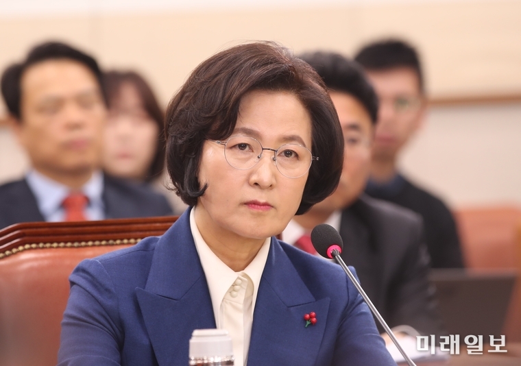 추미애 법무부장관 후보자가 30일 국회에서 열린 인사청문회에서 의원들의 발언을 경청하고 있다./사진=김정현 기자