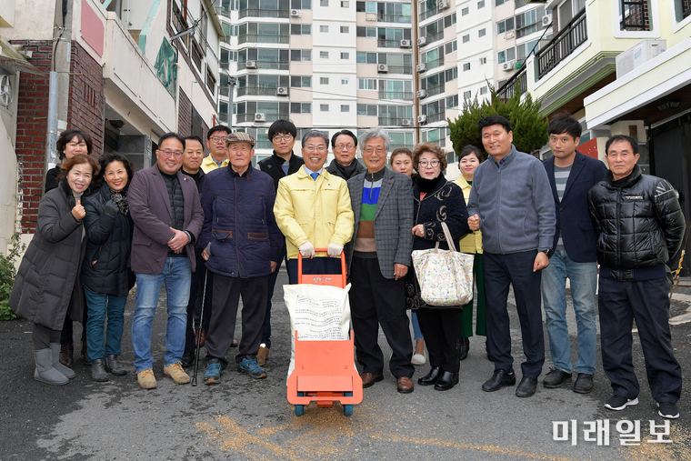 광주 서구가 지난 30일 연말연시를 맞아 폭설대비 등을 위해 관련부서 비상대비상태와 강화된 제설대비 시설 및 장비에 대한 현장점검을 실시했다. / 사진=서구 제공