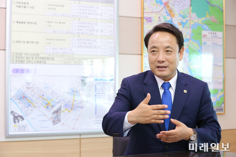 임택 동구청장은 “인구 10만 명을 회복하는 2020년을 제2의 동구도약 원년으로 삼아 사람중심 도시재생으로 원도심에 활력을 불어넣고, 지역문화자원을 활용한 문화예술 활성화, 주민복지 실현에 최선을 다 하겠다”고 새해 포부를 밝혔다. / 사진=동구 제공