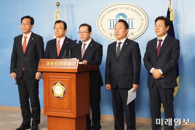 자유한국당 예산소위원회 위원들이 2일 오전 서울 여의도 국회 정론관에서 예산심사 파행 관련 기자회견을 하고 있다. 왼쪽부터 송언석, 이현재, 이종배, 염동열, 박완수 의원./사진=장건섭 기자