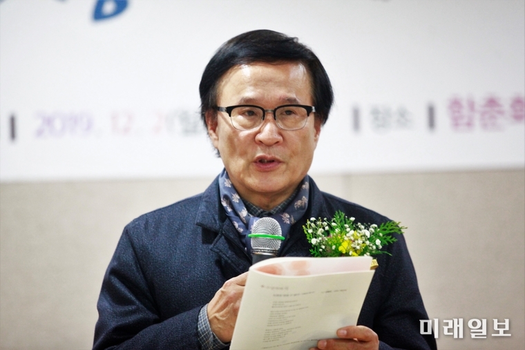 2일 오후 서울 종로구 혜화동 함춘회관 3층 가천홀에서 개최된 재단법인 심산(心汕)문학진흥회와 월간 시문학사가 주최한 2019년 제5회 '문덕수문학상'과 제38회 '시문학상' 시상식에서 '시문학상' 수상자인 김철교 시인이 수상소감을 밝히고 있다./사진=장건섭 기자