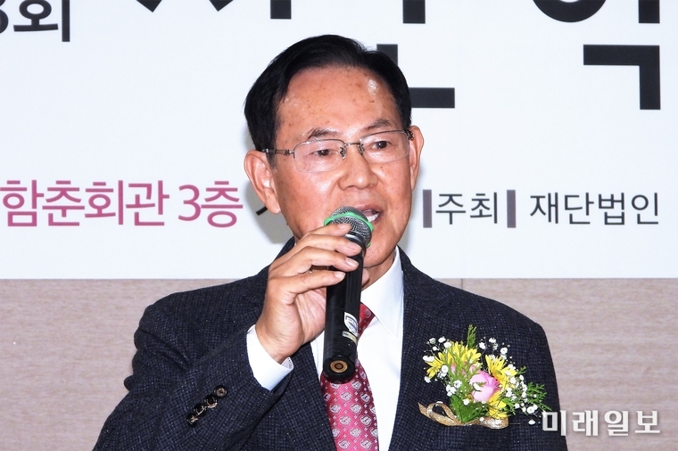 2일 오후 서울 종로구 혜화동 함춘회관 3층 가천홀에서 개최된 재단법인 심산(心汕)문학진흥회와 월간 시문학사가 주최한 2019년 제5회 '문덕수문학상'과 제38회 '시문학상' 시상식에서 '시문학상' 수상자인 정유준 시인이 수상소감을 밝히고 있다./사진=장건섭 기자