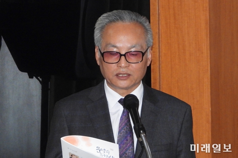 2일 오후 서울 종로구 혜화동 함춘회관 3층 가천홀에서 개최된 재단법인 심산(心汕)문학진흥회와 월간 시문학사가 주최한 2019년 제5회 '문덕수문학상'과 제38회 '시문학상' 시상식에서 심사위원의 심사평을 이상옥 시인이 대독하고 있다./사진=장건섭 기자