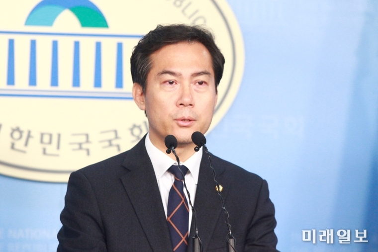 김영우 자유한국당 의원이 4일 오전 서울 여의도 국회 정론관에서 긴급 기자회견을 열고 21대 총선 불출마 선언을 하고 있다./사진=장건섭 기자