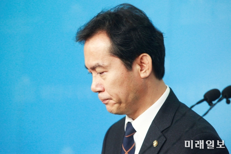 김영우 자유한국당 의원이 4일 오전 서울 여의도 국회 정론관에서 긴급 기자회견을 열고 21대 총선 불출마 선언을 한 후 침통한 표정으로 정론관을 나서고 있다./사진=장건섭 기자