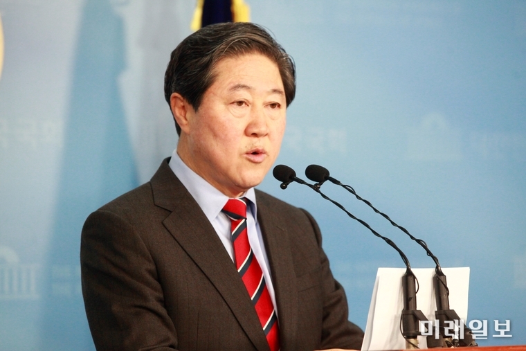 유기준 자유한국당 의원이 4일 오전 서울 여의도 국회 정론관에서 기자회견을 열고 원내대표 경선 출마를 선언하고 있다./사진=장건섭 기자