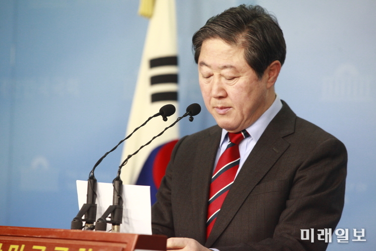 유기준 자유한국당 의원이 4일 오전 서울 여의도 국회 정론관에서 기자회견을 열고 원내대표 경선 출마 선언문을 낭독하고 있다./사진=장건섭 기자