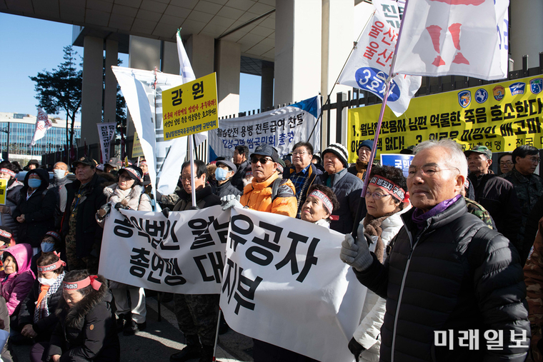국민연대 및 월남참전전국유공자총연맹, 월남참전전국유공자총연맹 전국미망인위원회 회원들이 6일 정부세종청사 국가보훈처 앞에서 국가보훈처 규탄 집회를 갖고 있다. 단체 회원들은 '국가보훈처가 고엽제전우회와 월남참전중앙회에 예산을 지원해 국민혈세를 배임했다'며 '대검찰청에 보훈처장과 관계자를 고소·고발한다'고 밝혔다./사진=국민연대 제공