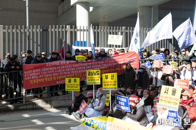 국민연대 및 월남참전전국유공자총연맹, 월남참전전국유공자총연맹 전국미망인위원회 회원들이 6일 정부세종청사 국가보훈처 앞에서 국가보훈처 규탄 집회를 갖고 있다. 단체 회원들은 '국가보훈처가 고엽제전우회와 월남참전중앙회에 예산을 지원해 국민혈세를 배임했다'며 '대검찰청에 보훈처장과 관계자를 고소·고발한다'고 밝혔다./사진=국민연대 제공