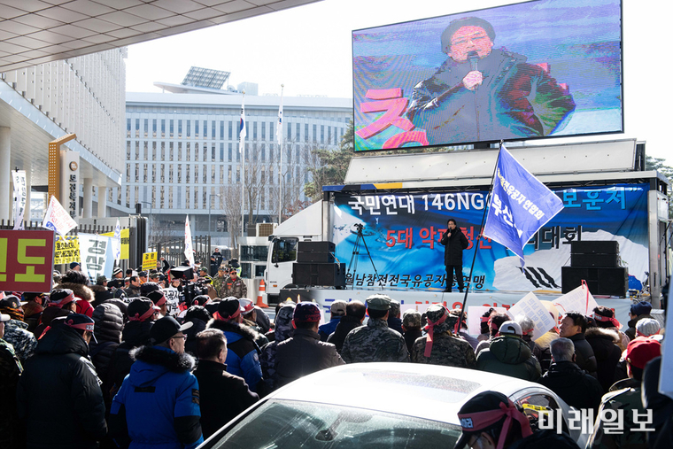 국민연대 및 월남참전전국유공자총연맹, 월남참전전국유공자총연맹 전국미망인위원회 회원들이 6일 정부세종청사 국가보훈처 앞에서 국가보훈처 규탄 집회를 갖고 있다. 단체 회원들은 '국가보훈처가 고엽제전우회와 월남참전중앙회에 예산을 지원해 국민혈세를 배임했다'며 '대검찰청에 보훈처장과 관계자를 고소·고발한다'고 밝혔다./사진=국민연대 제공