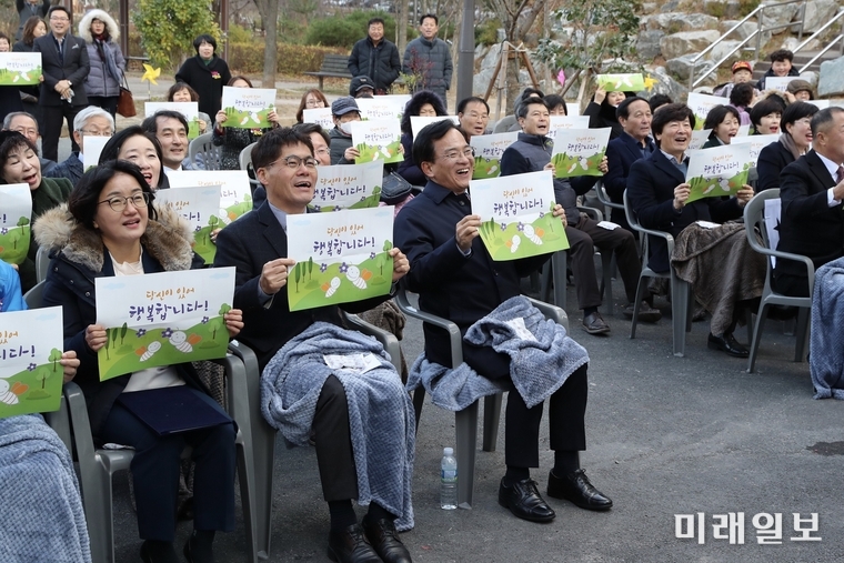 김삼호 광주 광산구청장이 지난 5일 시민300여명이 참석한 가운데 광산구 치매안심센터와 모아모아행복센터 개소식에 참석 포퍼먼스를 선보이고 있다. / 사진=광산구 제공
