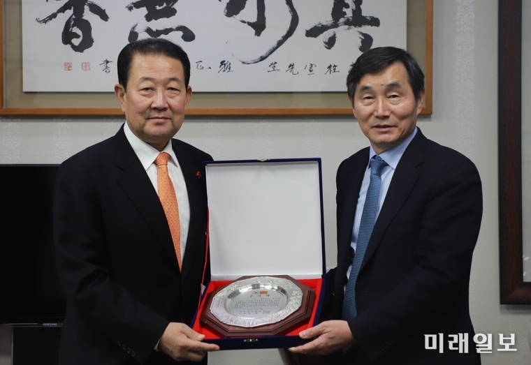박주선 국회의원이 9일 스페인 까딸루냐(바르셀로나) 한인회로부터 감사패를 전달받았다. / 사진=박주선의원실 제공
