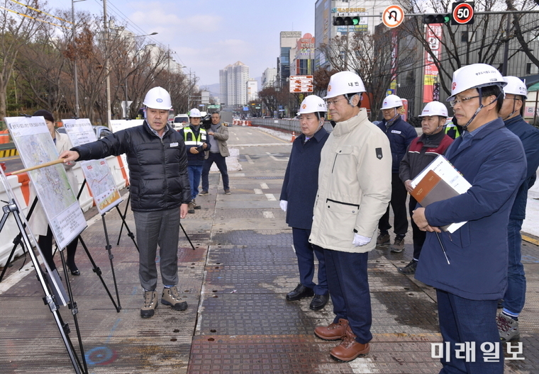 이용섭 광주광역시장이 9일 오후 남구 대남대로 도시철도 2호선 건설 4공구 현장을 찾아 공사 관계자들을 격려하고 공사현장을 살펴보고 있다./사진=광주시 제공