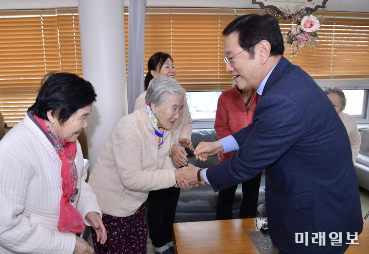 이용섭 광주광역시장이 10일 오전 동구 소태동 사회복지법인 이일성로원을 방문해 어르신들을 격려하고 있다./사진=광주시 제공