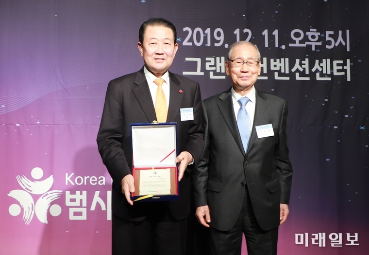 박주선 국회의원이 범시민사회단체연합이 선정한 좋은 정치인상을 수상하고 기념촬영 하고 있다. / 사진=박주선의원실 제공
