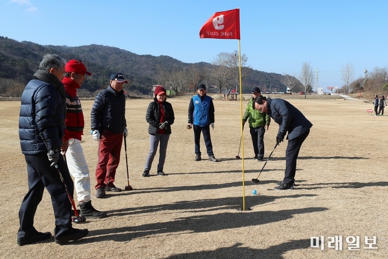 광주 광산구와 구 파크골프협회가 12일 ‘서봉지구 파크골프장 시범라운딩’ 행사를 개최했다. / 사진=광산구 제공