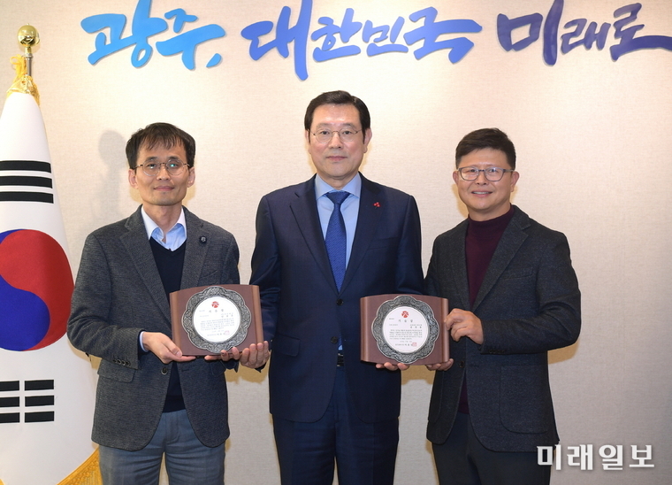 이용섭 광주광역시장이 12일 오후 시청 3층 접견실에서 열린 ‘2019 기술장 시상식’에 참석해 기술장 상패를 수여한 후 기념촬영을 하고 있다. 왼쪽부터 안강훈 (주)샤론테크 연구소장, 이용섭 광주광역시장, 김창용 유한회사 애니체 부사장./사진=광주시 제공