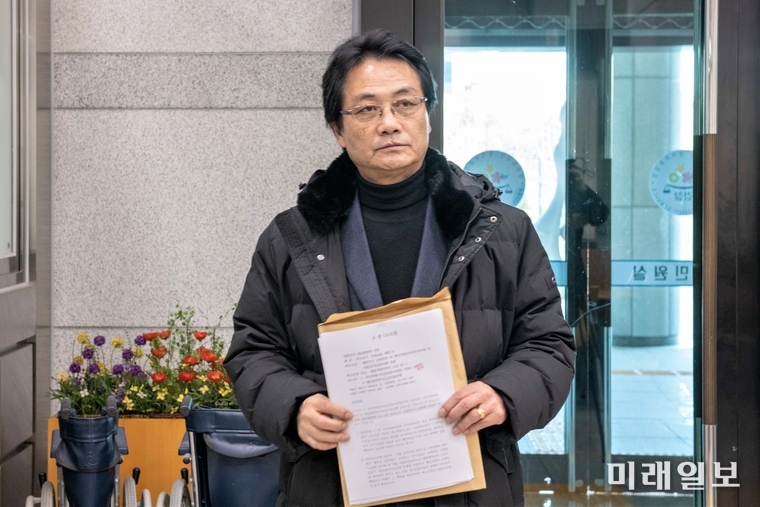 국민연대 서영수 의장이 12일 오후 서울 서초구 대검찰청 앞에서 국가보훈처장 외 실무공문원을 '직무유기·직권남용·배임' 혐의로 고발하고 고발장을 제출하게 위하여 대검찰청 민원실로 향하고 있다./사진=국민연대 제공
