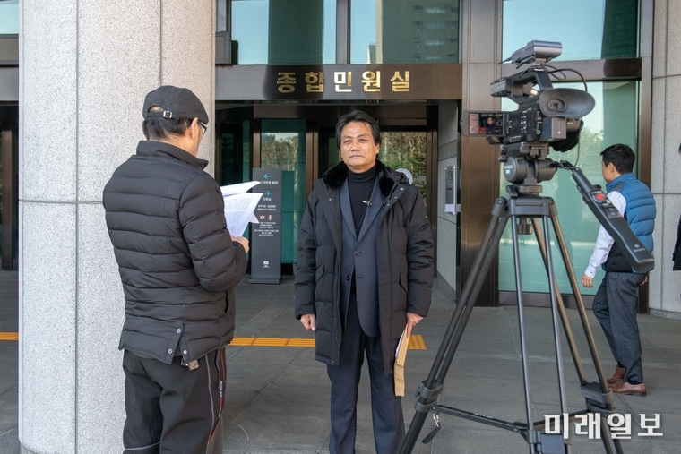 국민연대 서영수 의장이 12일 오후 서울 서초구 대검찰청 앞에서 국가보훈처장 외 실무공문원을 '직무유기·직권남용·배임' 혐의로 고발하기에 앞서 기자회견을 하고 있다./사진=국민연대 제공