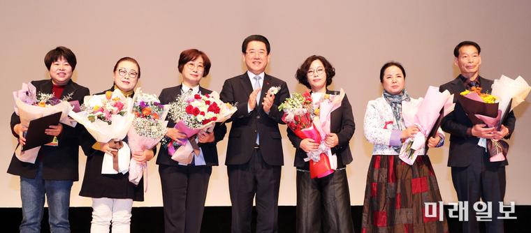 김영록 전남지사가 문화관광자원에 대한 새 해설 스토리를 발굴하고, 우수 사례를 공유하기 위해 전라남도 문화관광해설사 경진대회를 16일 보성 문화예술회관에서 열고 수상자들과 기념촬영하고 있다. / 사진=전남도 제공