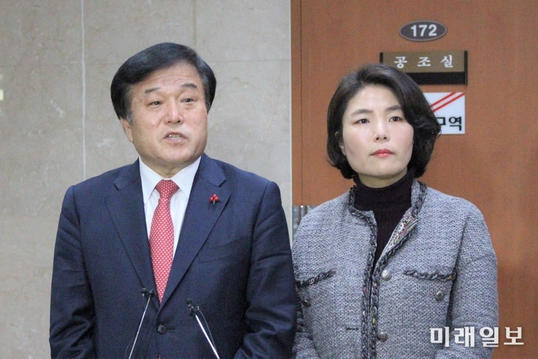 자유한국당 총선기획단 총괄팀장 이진복 의원과 전희경 대변인이 17일 국회 정론관에서 기자회견후 기자들의 질의에 응답하고 있다./사진=김정현 기자