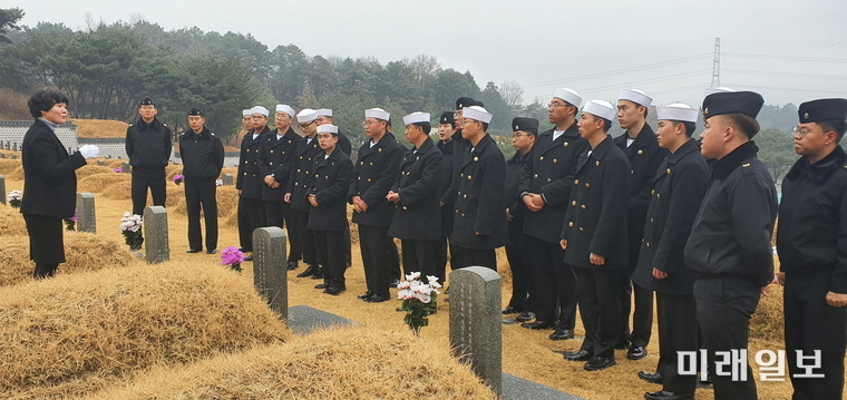 해군 ‘광주함’에 복무중인 타지역 출신 장병 24명이 17일 광주를 찾아 국립5‧18민주묘지를 참배하고 국립아시아문화전당 시설을 둘러봤다. / 사진=광주시 제공