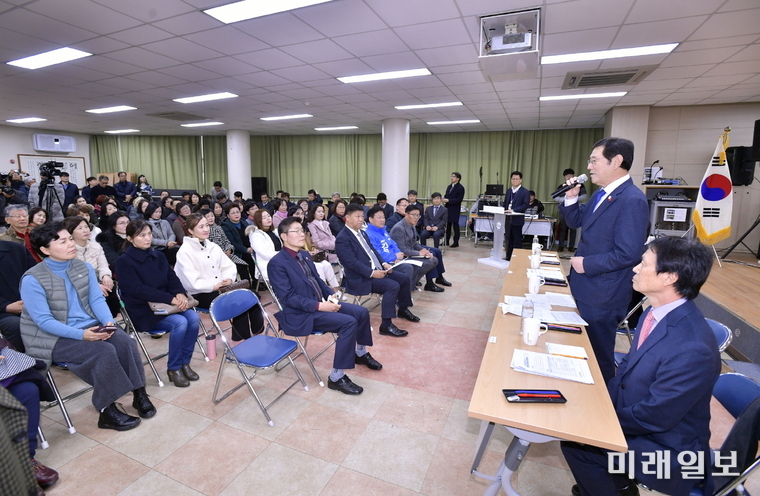 이용섭 광주광역시장이 18일 오후 광산구 첨단2동 행정복지센터 회의실에서 열린 '제13회 현장 경청의 날' 행사에 참석해 고속도로 상행선 간이 버스정류장 설치 요청과 관련한 민원사항을 듣고 의견을 나누고 있다./ 사진=광주시 제공