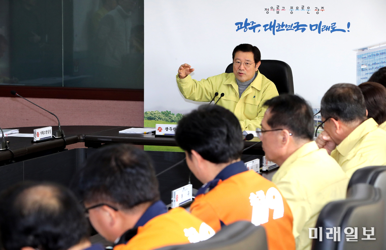 이용섭 광주광역시장은 22일 새벽 발생한 북구 두암동 모텔 화재사고와 관련, 긴급 대책회의를 주재하고 신속한 사고수습과 함께 다중 이용시설 및 인명피해 우려지역에 대한 피해예방 대책을 점검했다./사진=광주시 제공