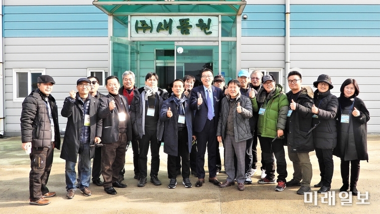 20일 오후 1박 2일 일정으로 '인터넷언론인연대' 취재본부 소속 기자 20여 명이 영광찰보리6차산업화 활성화를 위한 '영광찰보리 팸투어 행사'에 참여하고 있다./사진=장건섭 기자