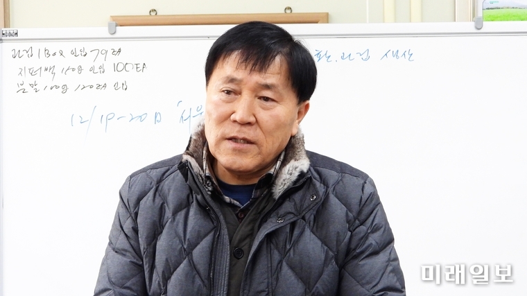 20일 오후 영광찰보리가공산업의 메카 새뜸원의 김광석 대표가 영광찰보리에 대해 브리핑을 하고 있다./사진=장건섭 기자
