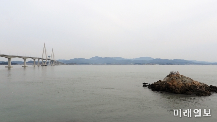 지난 18일 오후 정식 개통한 전남 무안군 해제면과 영광군 염산면을 잇는 '칠산대교'. 함평만을 가로지르는 칠산대교 길이는 1.82㎞다./사진=장건섭 기자
