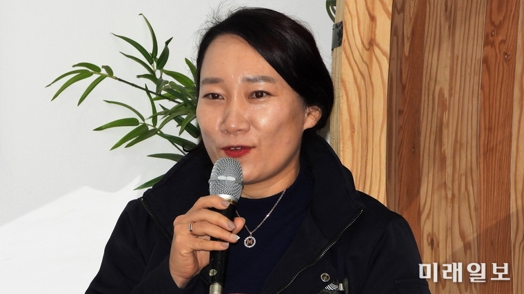 20일 오후 영광찰보리가공산업의 메카 새뜸원에서 영광군 관계자가 영광찰보리에 대해 브리핑을 하고 있다./사진=장건섭 기자