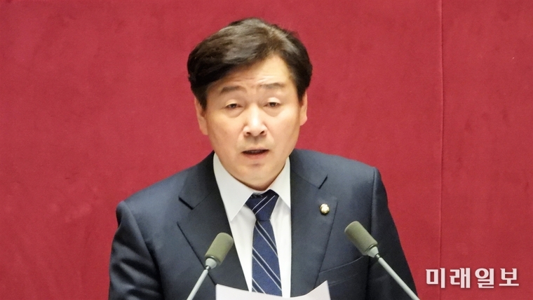 기동민 더불어민주당 의원이 24일 오후 서울 여의도 국회에서 열린 제372회 국회 (임시회) 제1차 본회의에서 공직선거법 일부개정법률안에 대한 찬성 측 무제한 토론(필리버스터)을 하고 있다./사진=장건섭 기자