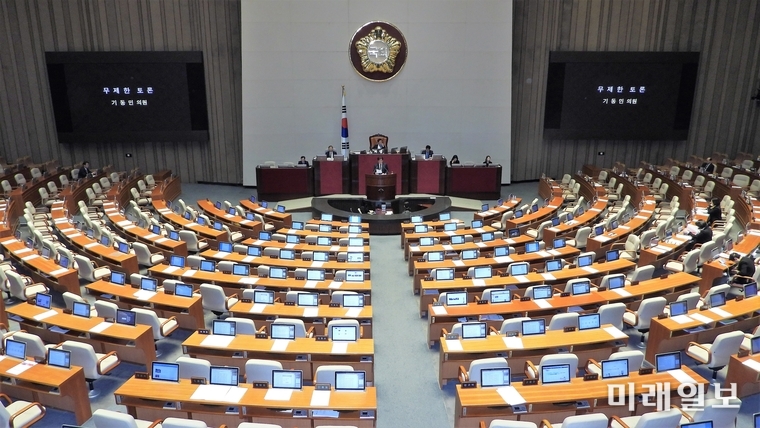 기동민 더불어민주당 의원이 24일 오후 서울 여의도 국회에서 열린 제372회 국회 (임시회) 제1차 본회의에서 공직선거법 일부개정법률안에 대한 찬성 측 무제한 토론(필리버스터)을 하고 있다./사진=장건섭 기자