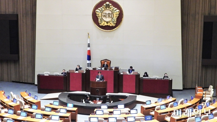 기동민 더불어민주당 의원이 24일 오후 서울 여의도 국회에서 열린 제372회 국회 (임시회) 제1차 본회의에서 공직선거법 일부개정법률안에 대한 찬성 측 무제한 토론(필리버스터)을 하고 있다./사진=장건섭 기자