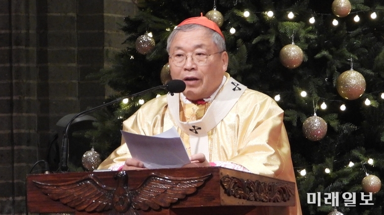 염수정 추기경이 25일 서울 중구 명동성당에서 성탄 대축일 자정미사를 집전하고 있다. /사진=장건섭 기자