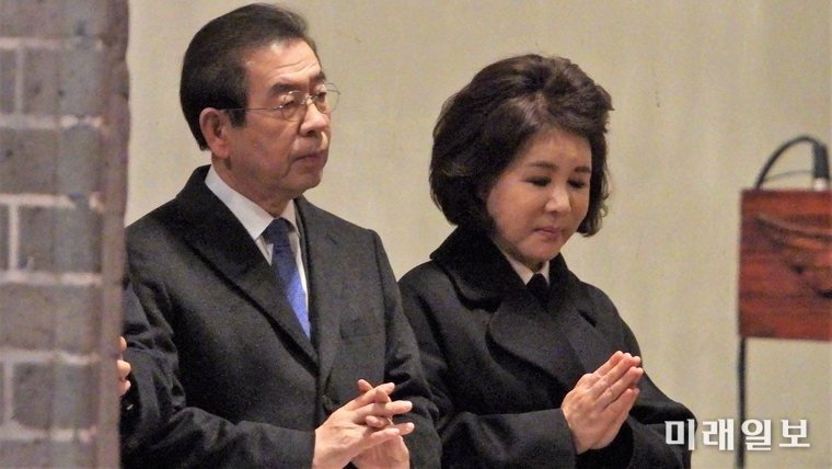 박원순 서울시장이 25일 서울 중구 명동성당에서 있은 성탄 대축일 자정미사에 부인 강난희씨와 함께 참석하고 있다./사진=장건섭 기자