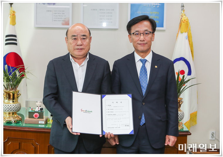 박병호 전남도 행정부지사가 24일 (재)백운장학회에 지역인재 양상을 위한 장학금 1천만원을 정현복 광양시장에게 전달하고 기념촬영하고 있다. / 사진=전남도 제공