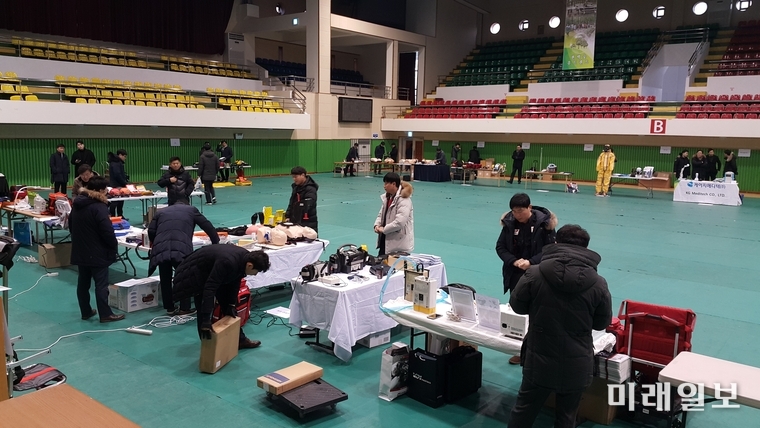 전라남도소방본부가 119 현장 대원에게 적합한 우수 장비 구매를 위해 27일 장흥실내체육관에서 구급장비 업체 관계자와 구급대원 등 200여 명이 참석한 가운데 소방장비 품평회를 열었다. / 사진=전남도 제공