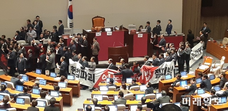 자유한국당 의원들이 27일 오후 373차 임시회 제1차 본회의 주재를 위해 본회의장 입장하는 문희상 국회의장을 가로막고 "문희상 사퇴"를 외치고 있다. /사진=김정현 기자